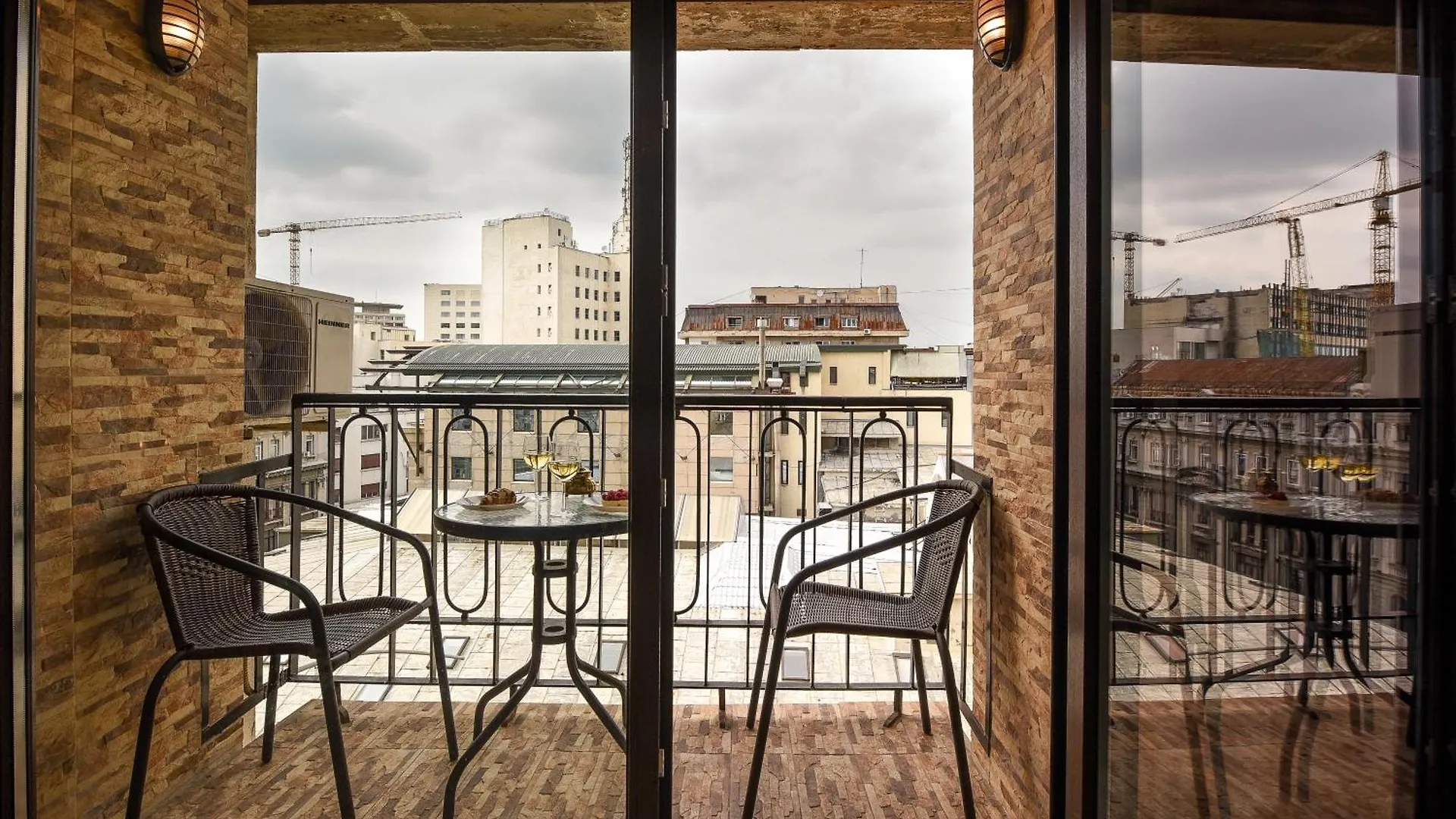 City-Centric Comfort: 1-Bedroom Apartment Near Military Circle Bucarest
