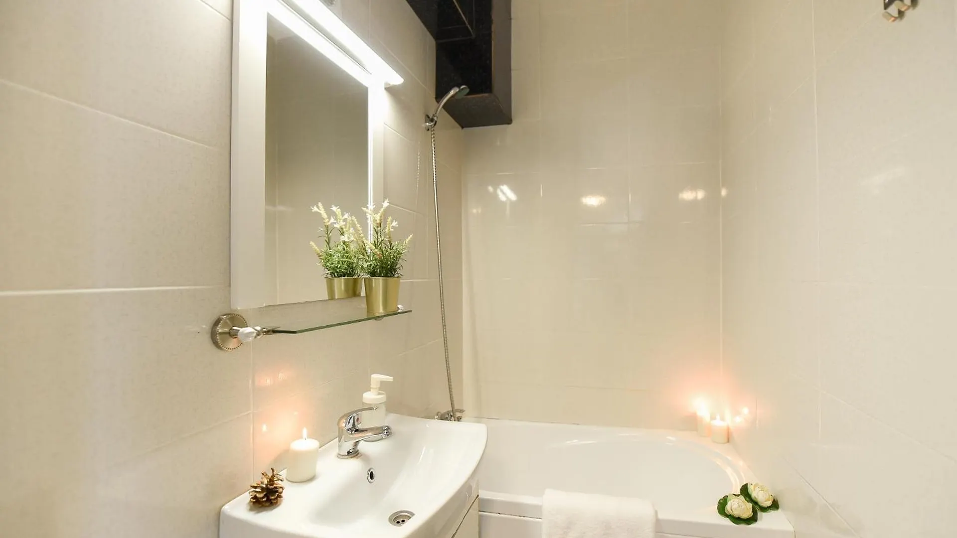 City-Centric Comfort: 1-Bedroom Apartment Near Military Circle Bucarest 0*,